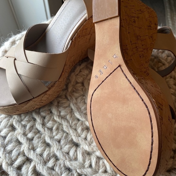 Hinge Platform Wedge Sandal  Tan/Cream Sandals Size 7 - Picture 3 of 4